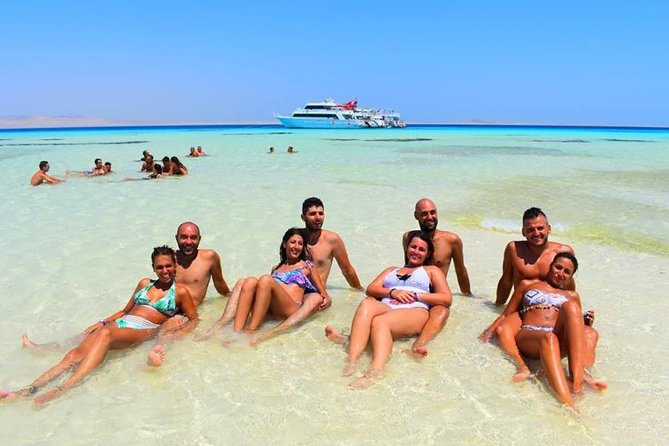 رحلة بحرية خاصة إلى الجزيرة البيضاء ورأس محمد من شرم الشيخ