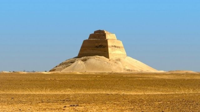 Day tour to Dahshur Pyramids and Meidoum Pyramid from Cairo