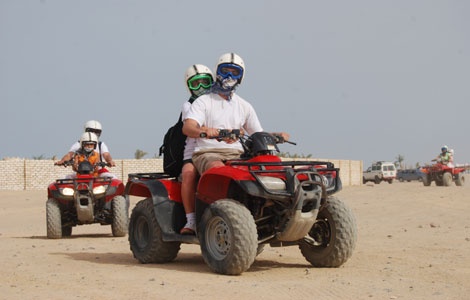 Excursion en safari en quad al atardecer desde Sahel Hashesh