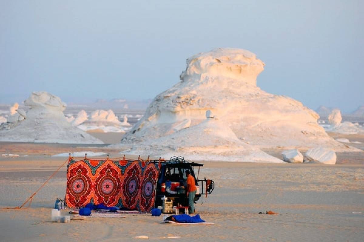 Une nuit de camping dans les déserts blanc et noir au départ du Caire