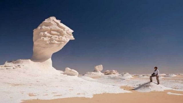 Tour di 2 giorni al Deserto Bianco e allOasi di Bahariya da El Gouna in volo