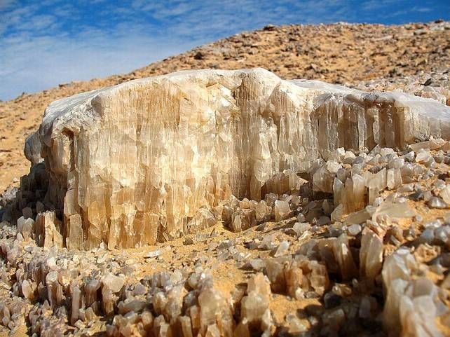 De Crystal Mountain in de Westelijke Woestijn 
